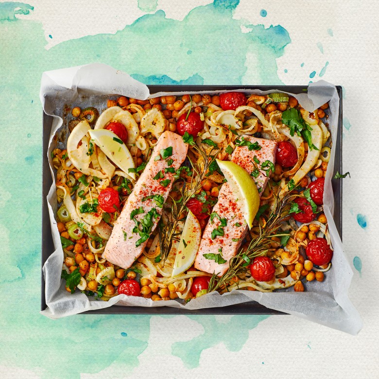 Zalm met venkel, tomaatjes en kikkererwten van de bakplaat