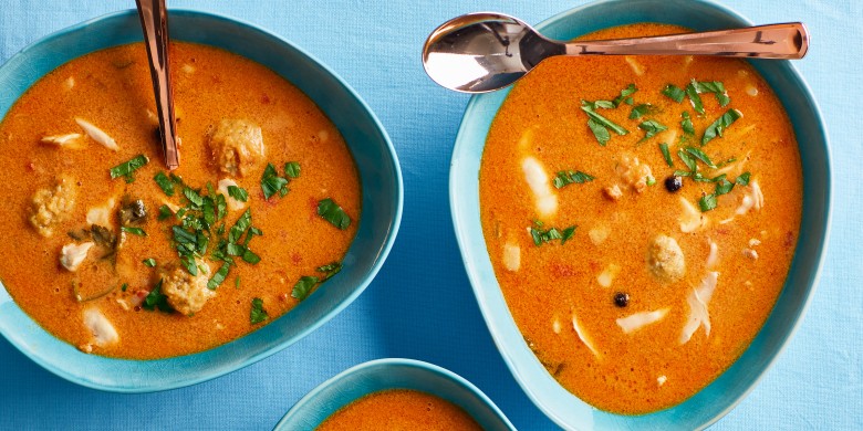 Surinaamse pindasoep met bananenballetjes
