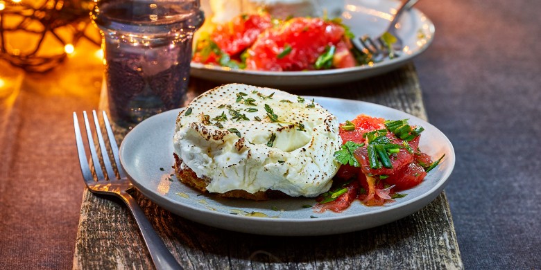 Warme geitenkaas op mueslibrood met grapefruitsalade