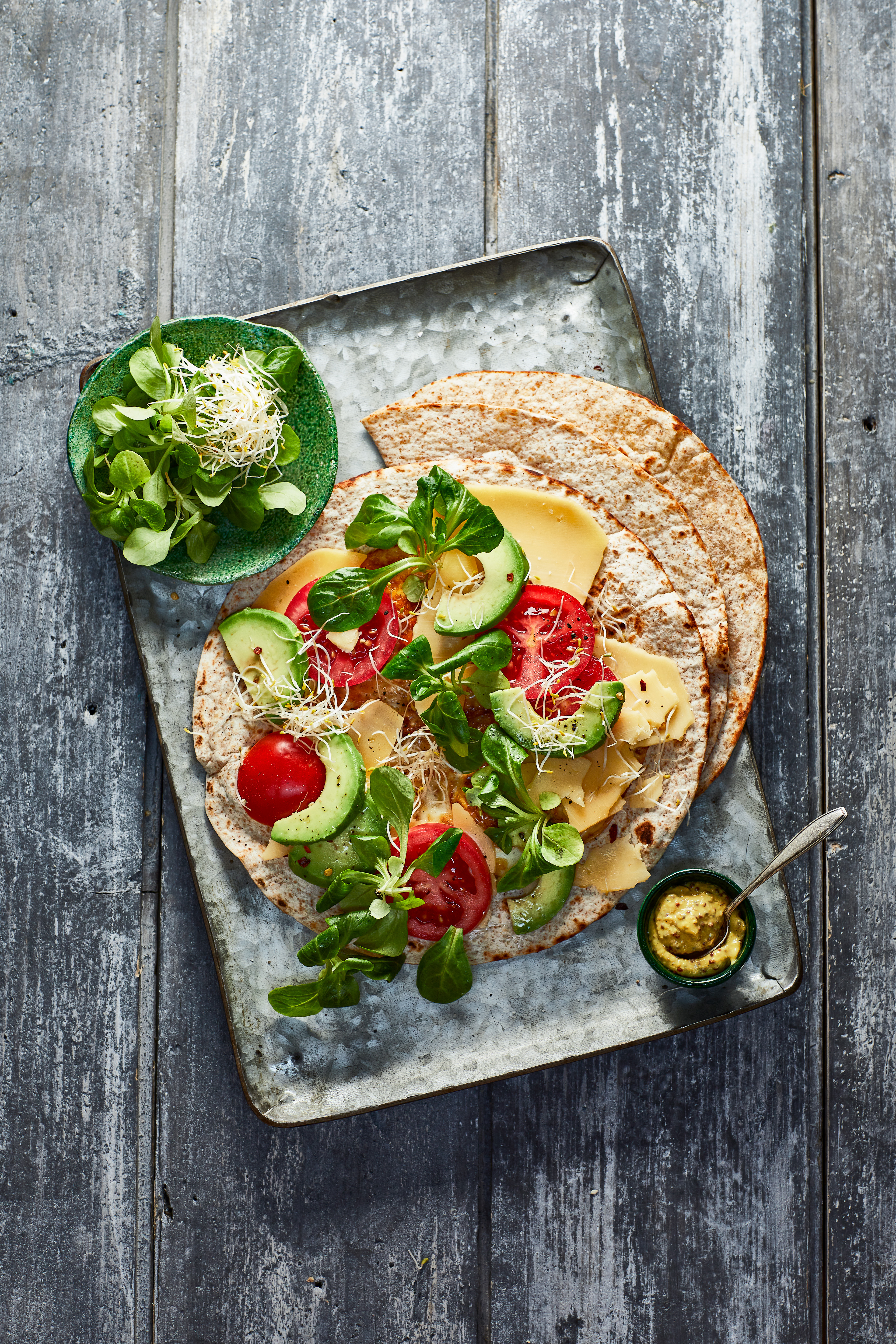 Tortilla-uitsmijter met oude kaas en avocado