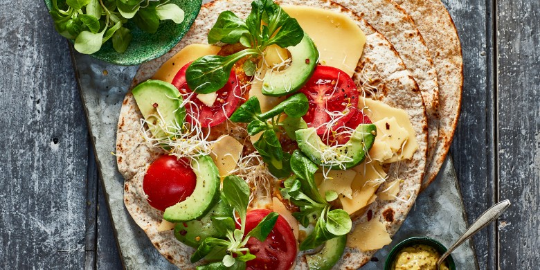 Tortilla-uitsmijter met oude kaas en avocado