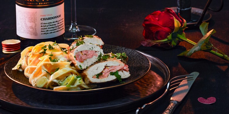 Met zalm gevulde geroosterde kipfilet met tagliatelle