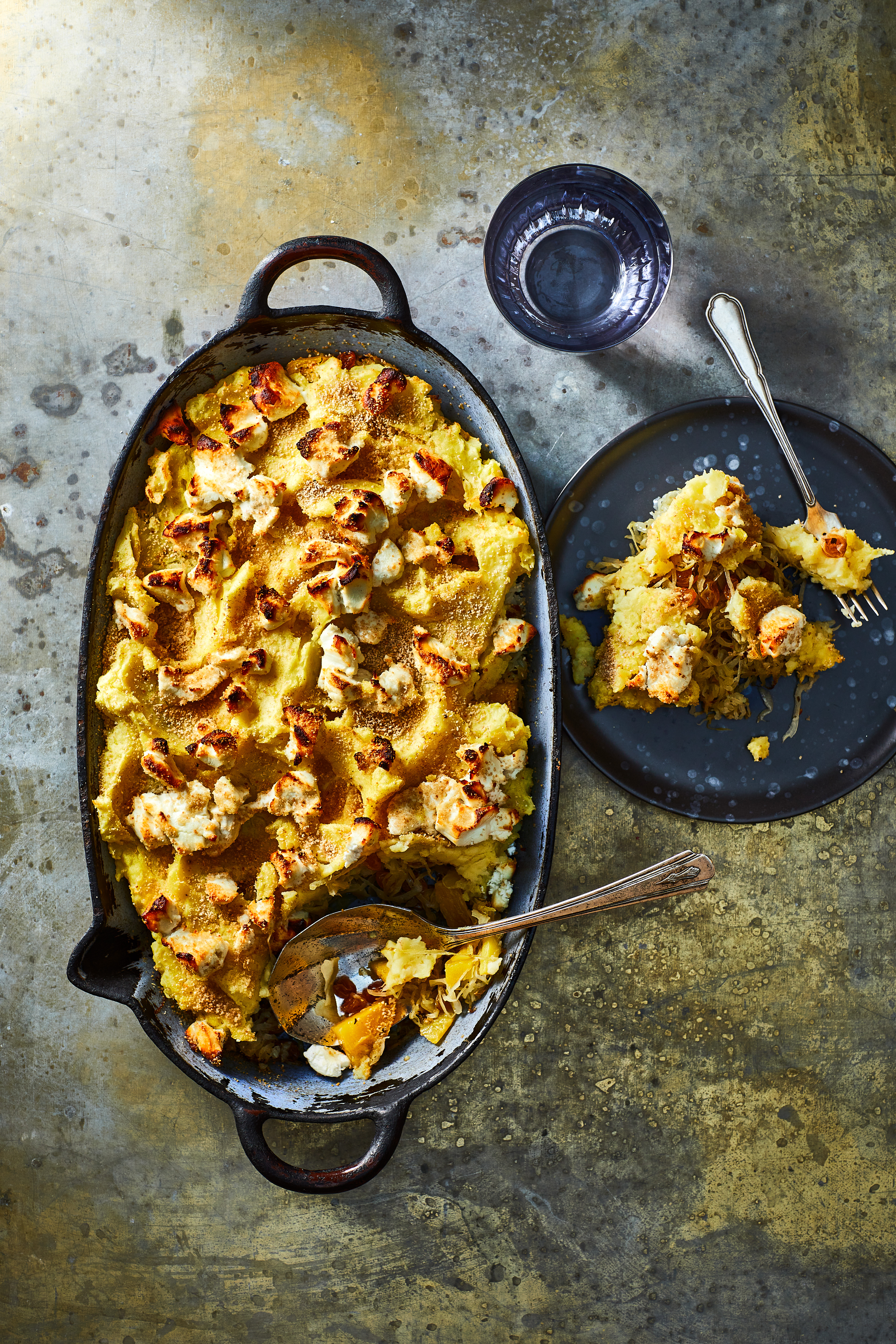 Gegratineerde zuurkoolschotel met mango en geitenkaas