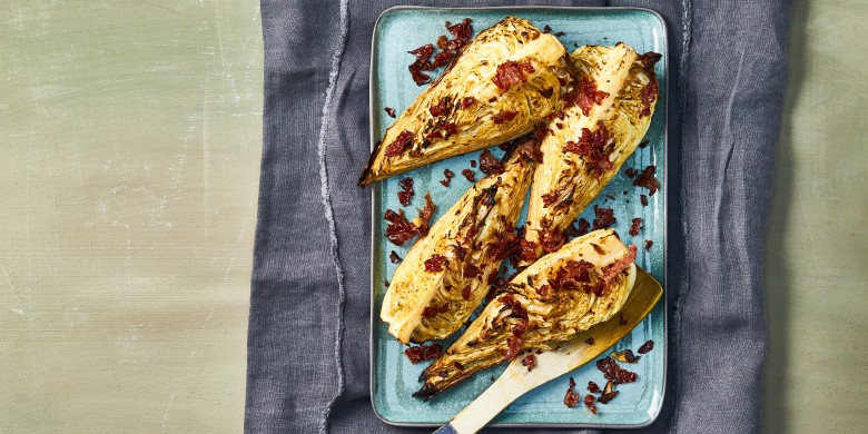 Geroosterde spitskool met ham en mosterdvinaigrette