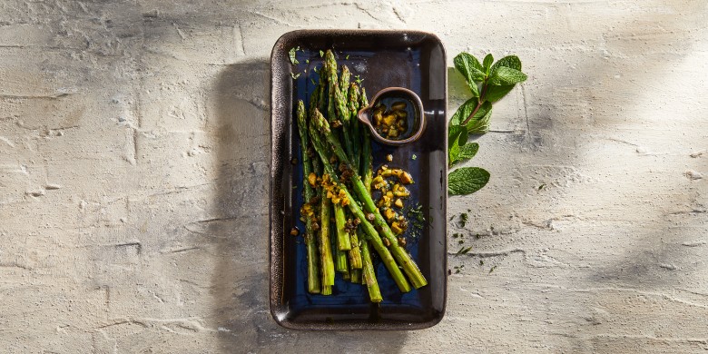 Gegrilde groene asperges met pistache en munt