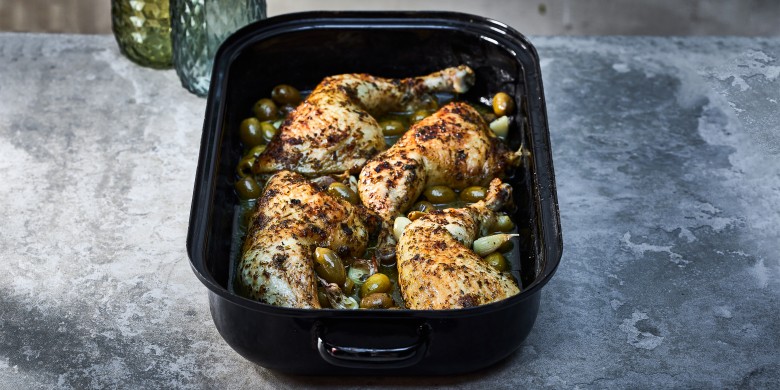 Gestoofde kippenbouten met knoflook en olijven