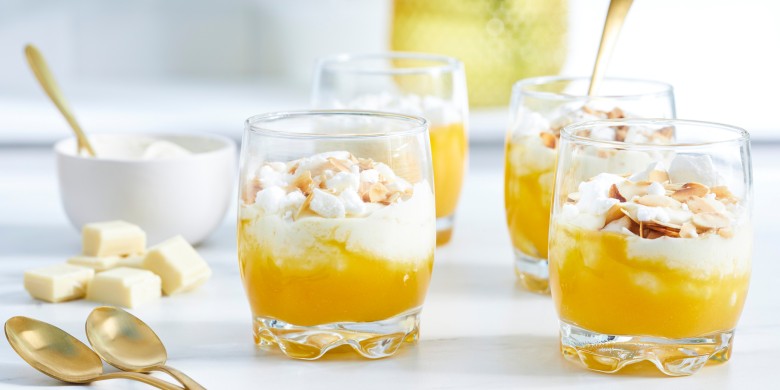 Perzikdessert van perzikkwark, eierschuim en witte chocolade