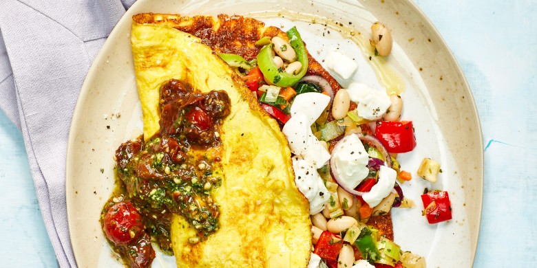 Toscaanse omelet met groenten, bonen en mozzarella