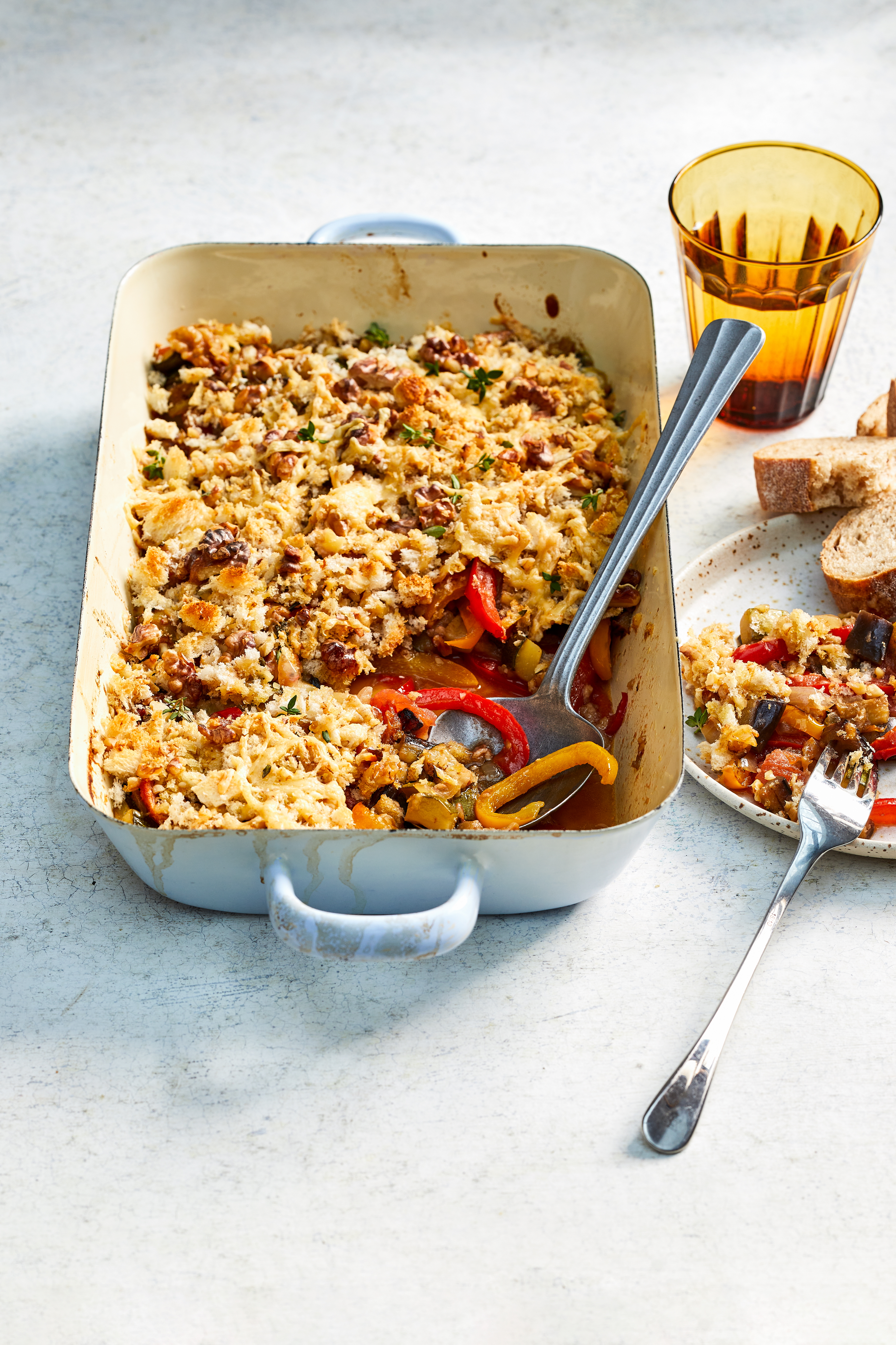 Ratatouille-crumble met walnoten en kaas