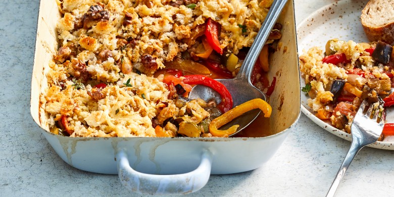 Ratatouille-crumble met walnoten en kaas