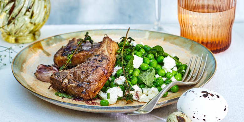 Lamskoteletjes met doperwtensalade