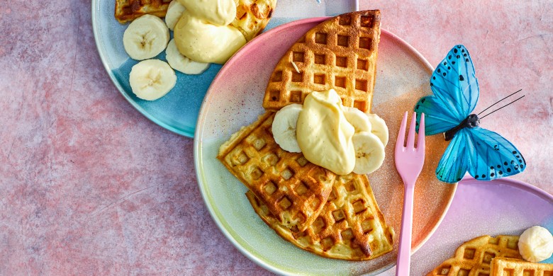 Wafels met banaan en romige advocaatsaus