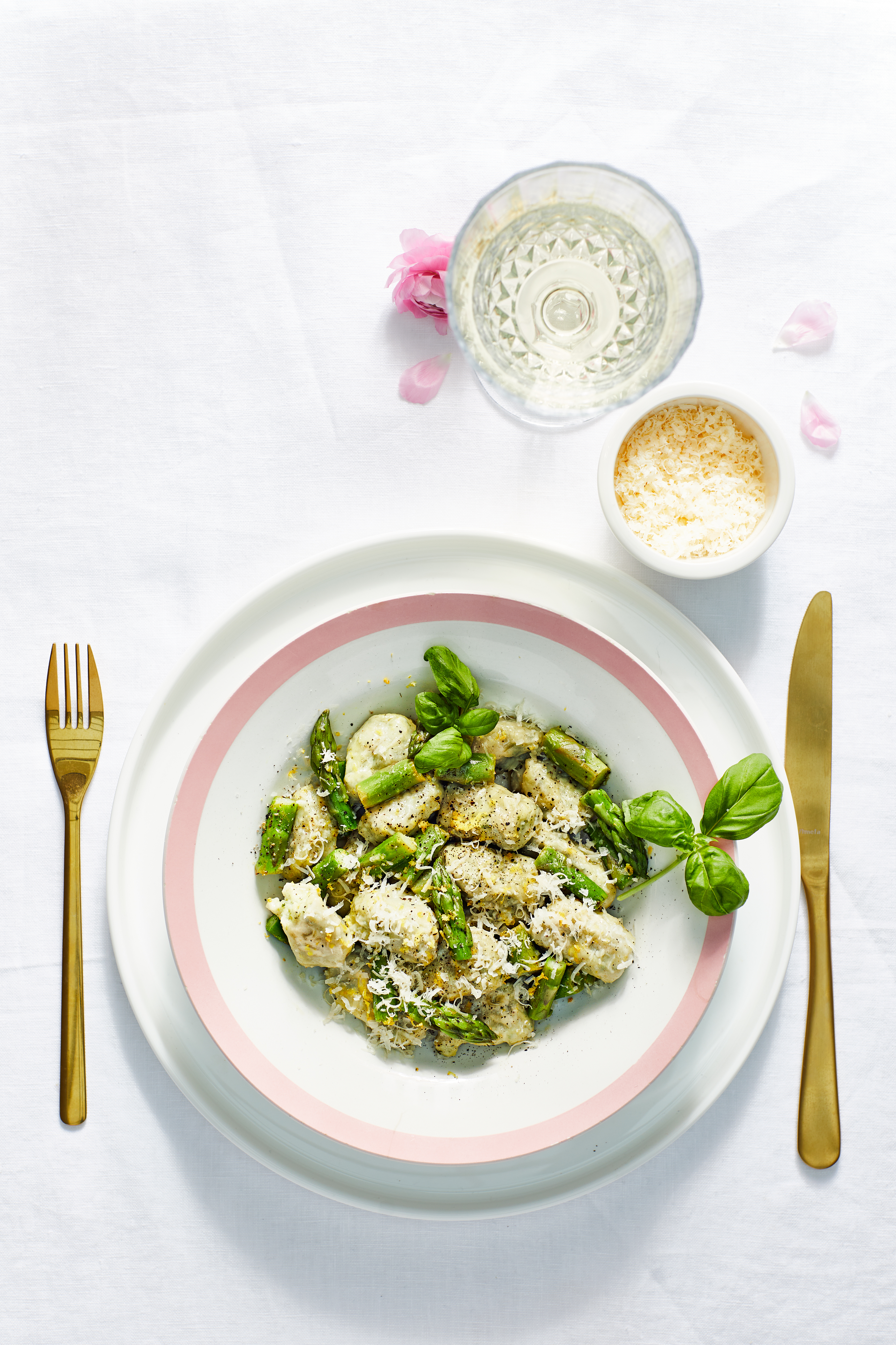 Basilicum-gnudi met groene asperges