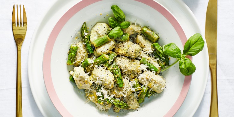 Basilicum-gnudi met groene asperges