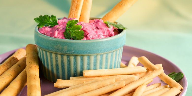 Hummus met biet en rode ui