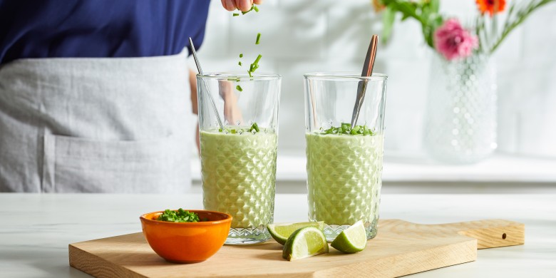 Verfrissende komkommersoep met yoghurt en limoen