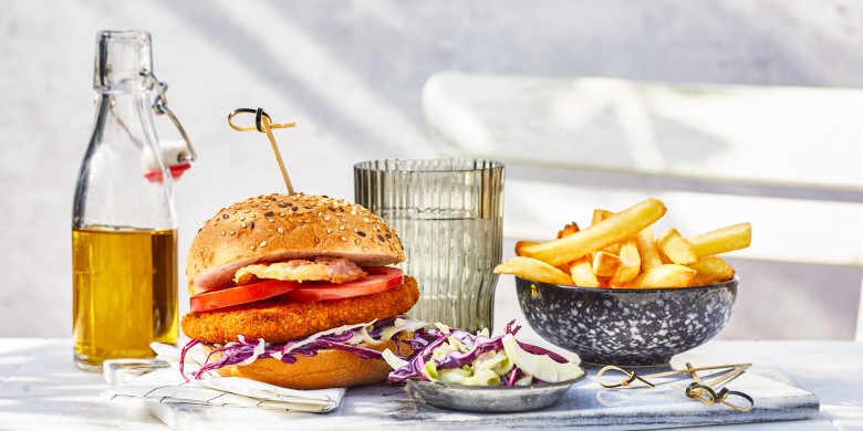 Krokante kipburgers met ovenfriet en koolsla 