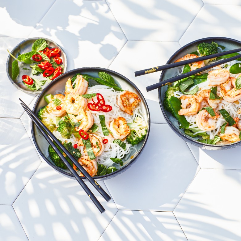 Rijstnoedelsalade met broccoli en garnalen