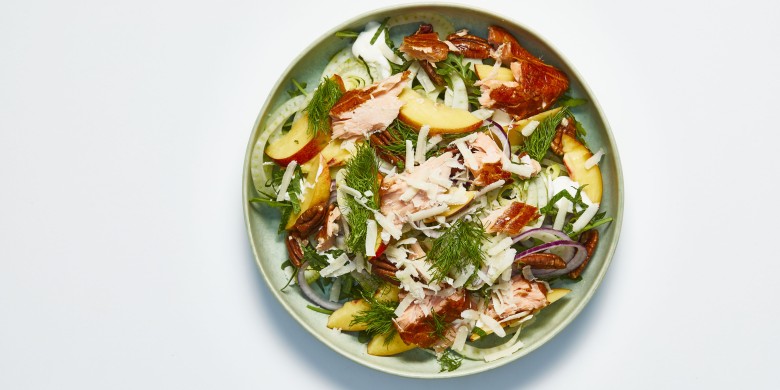 Rucolasalade met zalm en nectarine