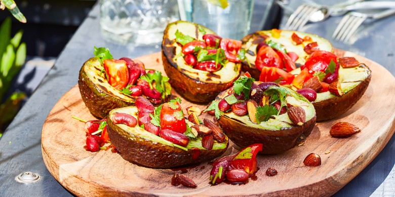 Gegrilde avocado met kidneybonen