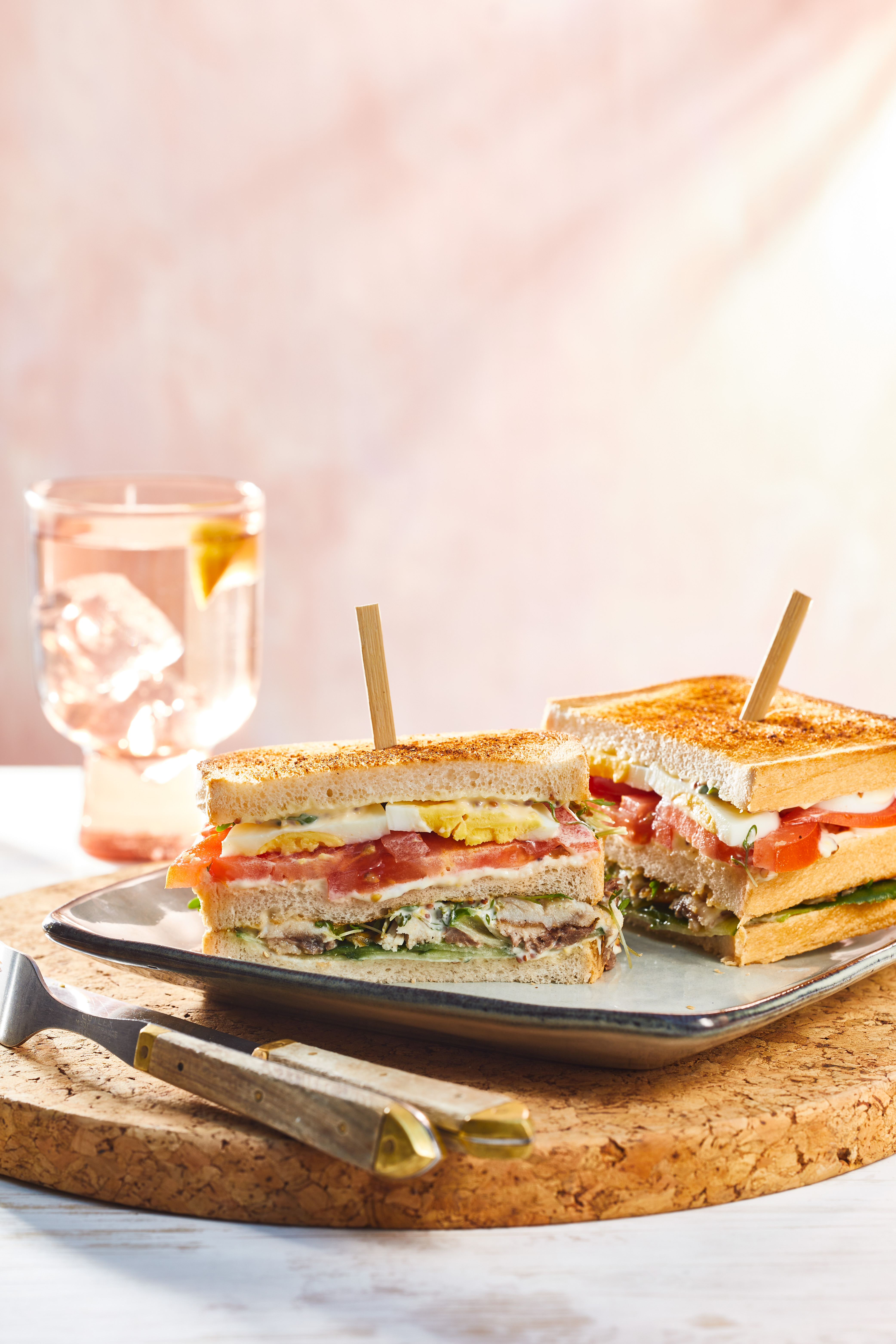 Clubsandwich met makreel en mosterdmayo