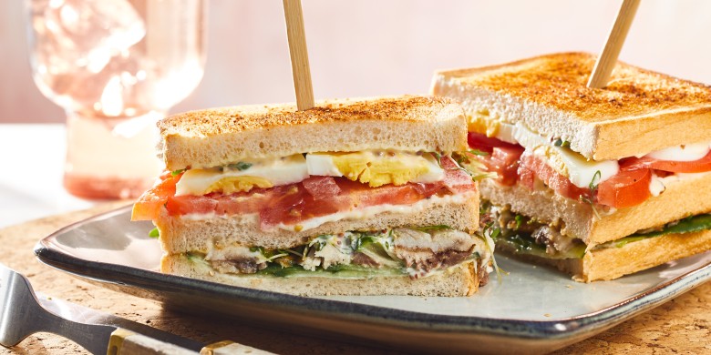 Clubsandwich met makreel en mosterdmayo