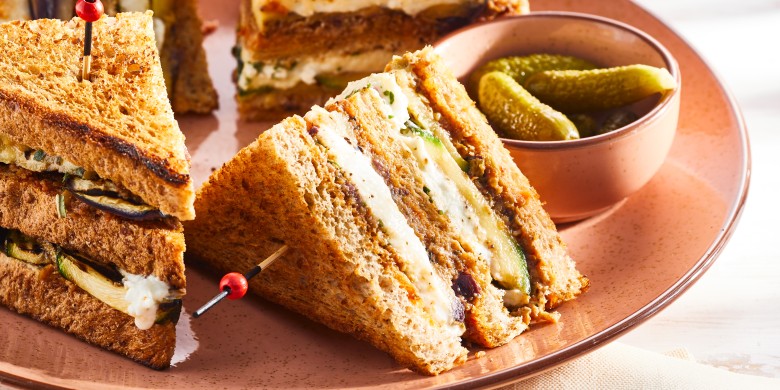 Clubsandwich met gegrilde groenten en tapenade