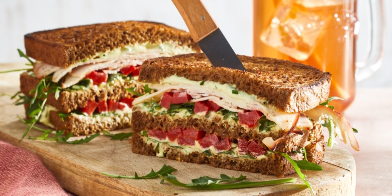 Clubsandwich met kip en avocadospread
