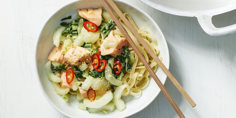 Noedels met paksoi en zalm
