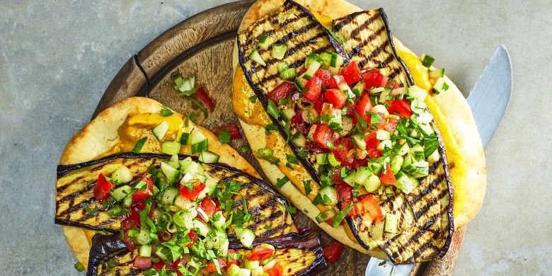 Naan met gegrilde aubergine en mango-sesamsaus