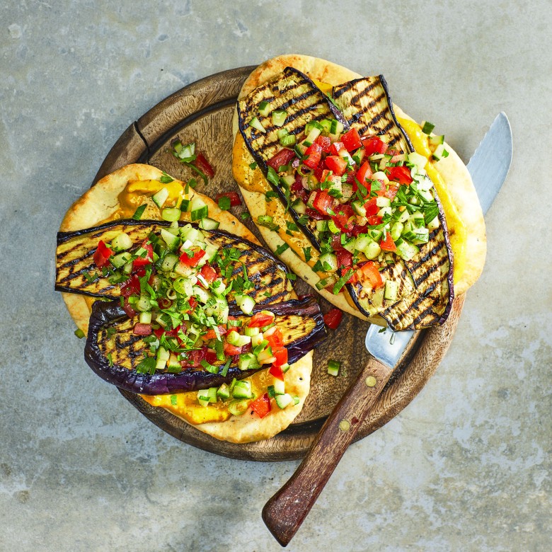 Naan met gegrilde aubergine en mango-sesamsaus
