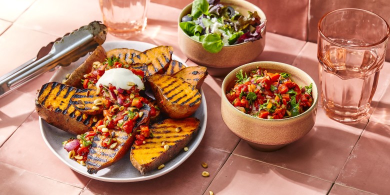 Gegrilde zoete aardappel met Mexicaanse paprikasalsa