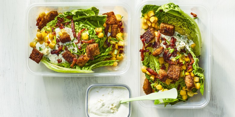 Little gem-salade met spekjes en blauwekaasdressing