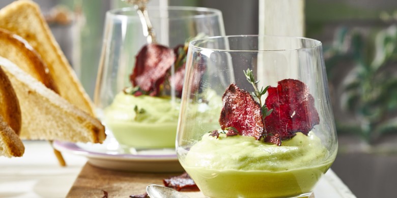 Avocadomousse met bietenchips