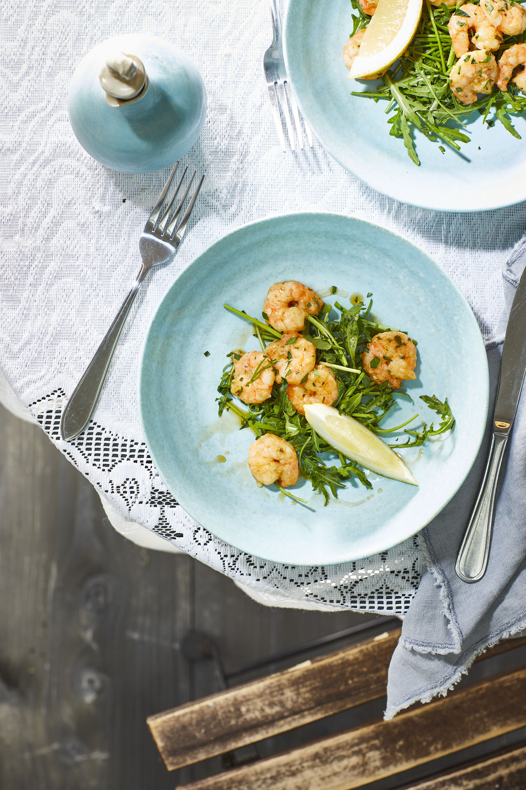 Geroosterde garnalen op kruidensalade