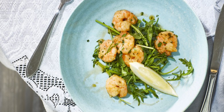 Geroosterde garnalen op kruidensalade