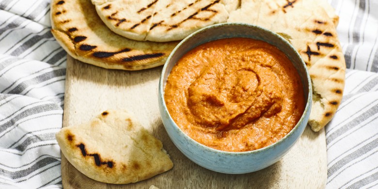 Kikkererwten-paprikadip met pitabrood