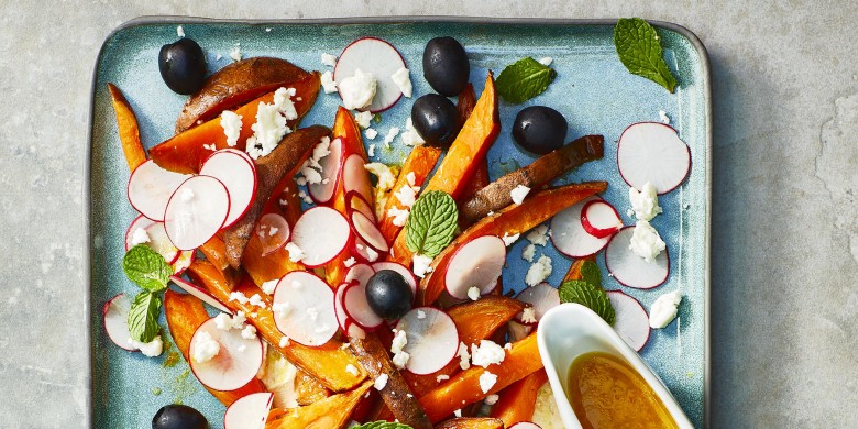 Zoete-aardappelsalade met radijs en sinaasappeldressing
