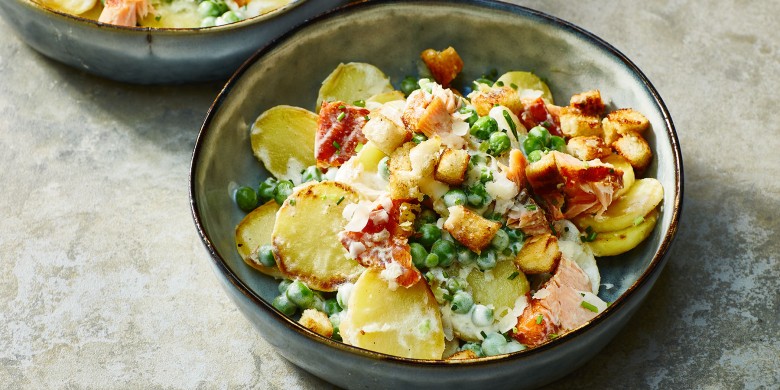 Aardappelsalade met zalm en doperwtjes