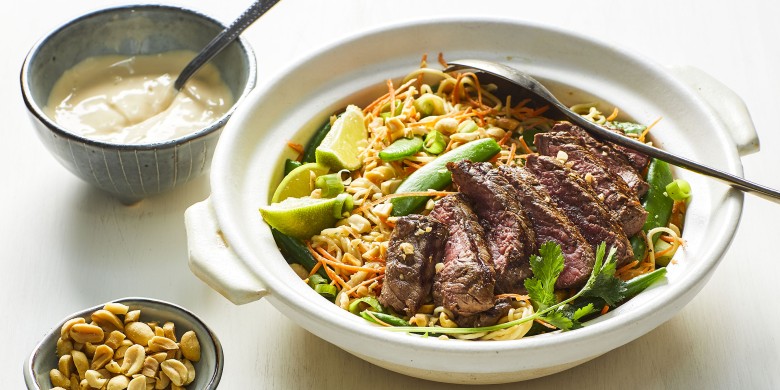Noedelsalade met biefstukreepjes en sesamdressing