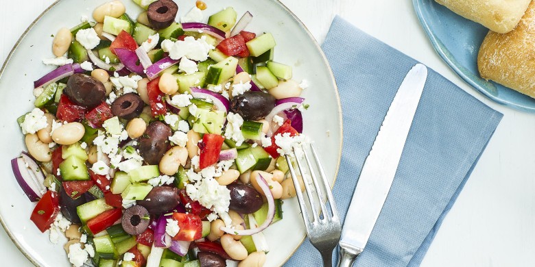 Griekse salade met witte bonen