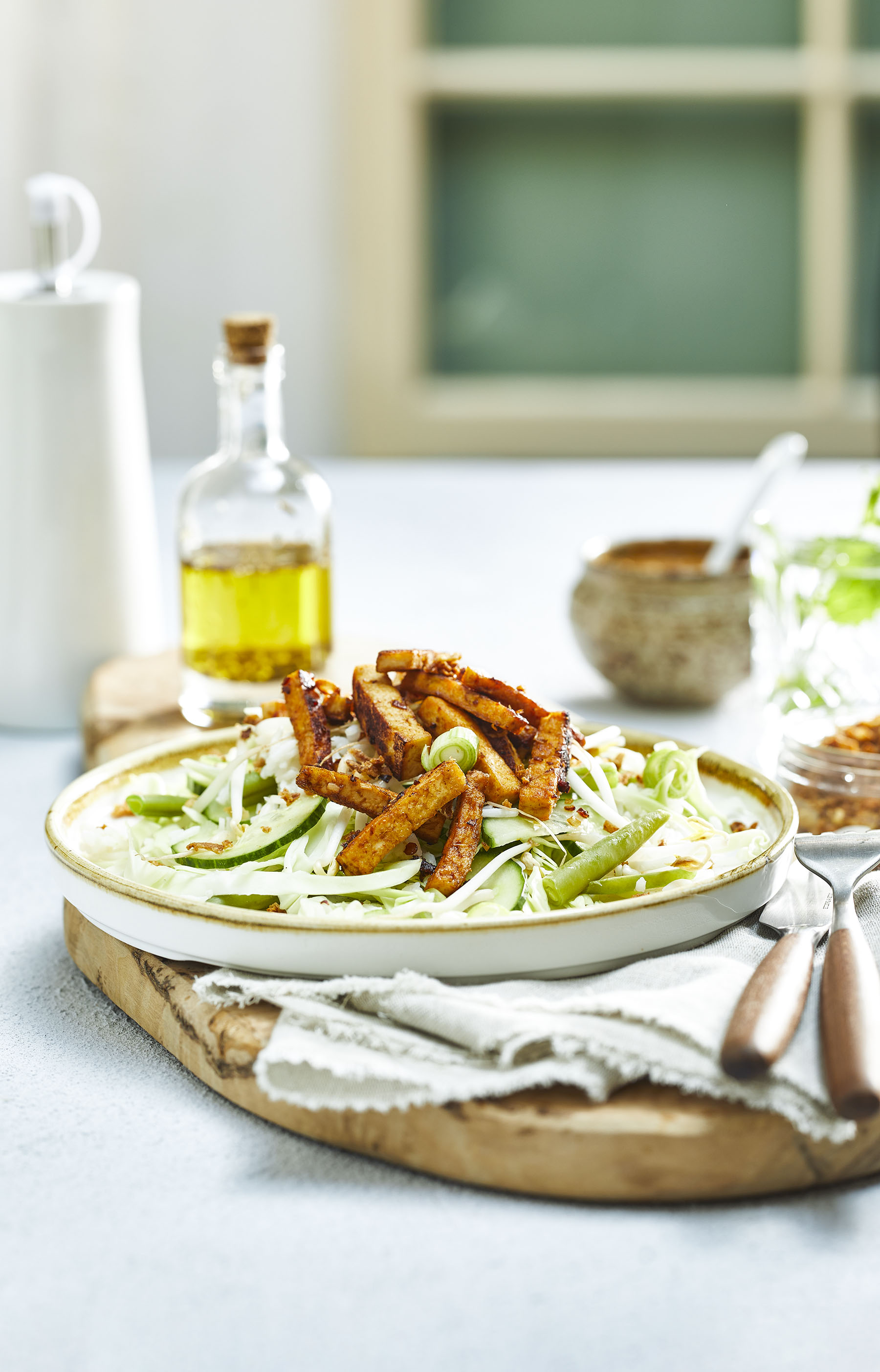 Rijstsalade met gebakken tofu en pindadressing