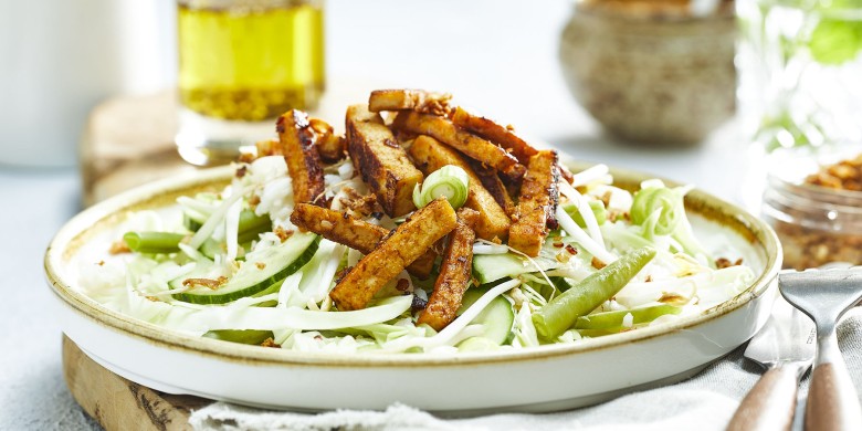Rijstsalade met gebakken tofu en pindadressing