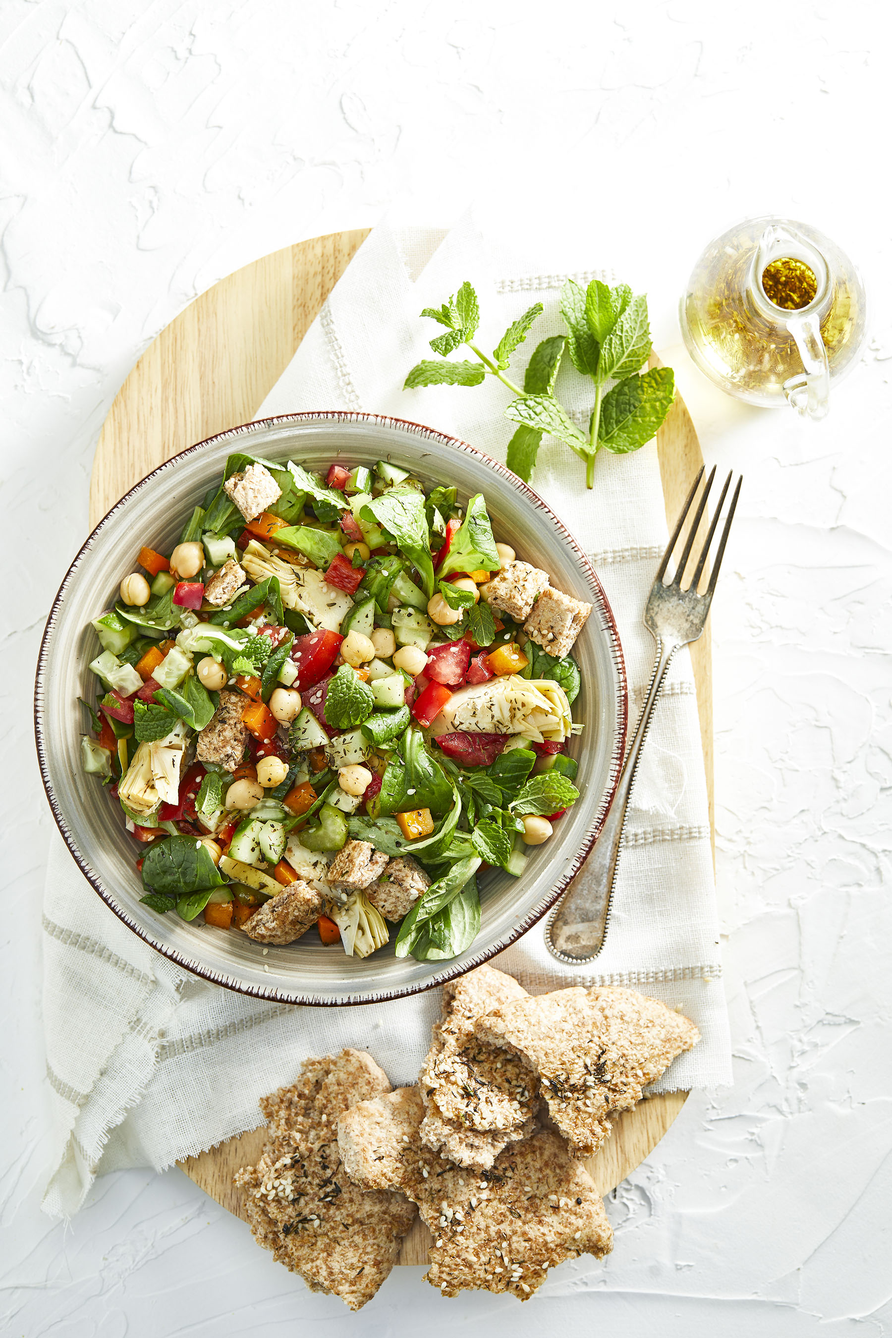 Midden-Oosterse broodsalade met tijm-sesamdressing