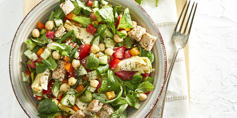 Midden-Oosterse broodsalade met tijm-sesamdressing