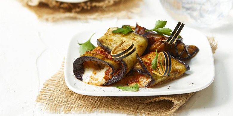 Auberginerolletjes met mozzarella en tomaatjes