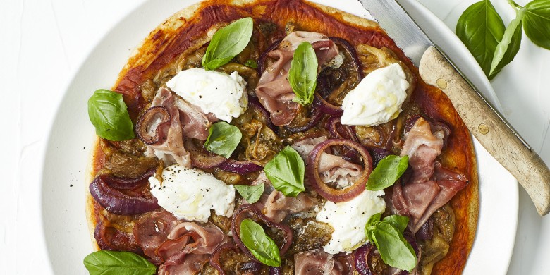 Pizza met gegrilde aubergine, ricotta en rauwe ham