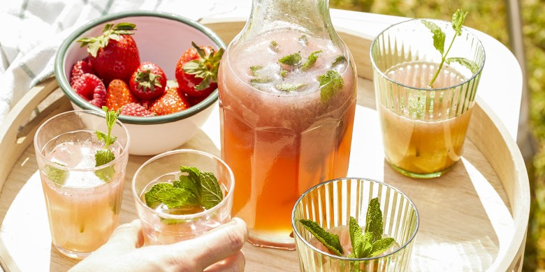 Verse aardbeien-frambozenlimonade