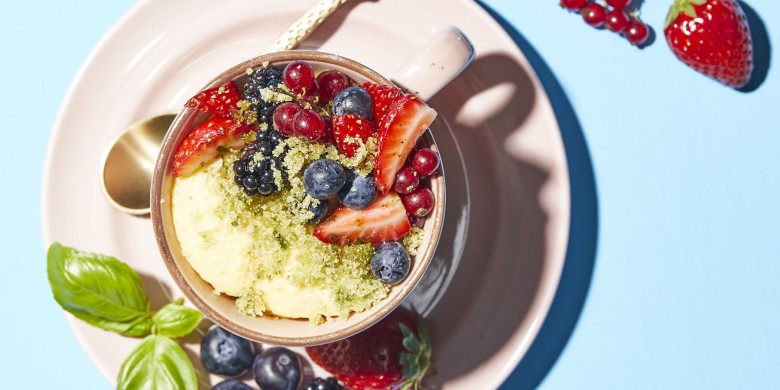 Mugcake met rood fruit en basilicumsuiker