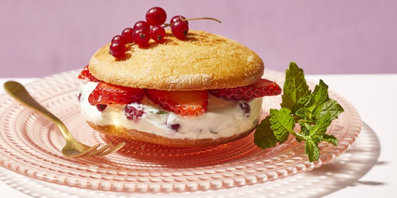 Eierkoeksandwich met aardbeien, rode bessen en muntroom